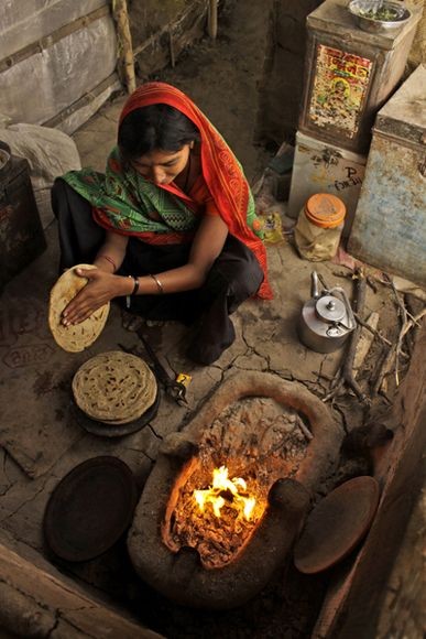 Người phụ nữ chuẩn bị bữa ăn trưa cho gia đình cô ở Ấn Độ. Ảnh: Jus Lodha.